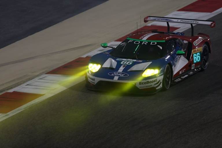 Der Ford GT bei Dunkelheit in Bahrain