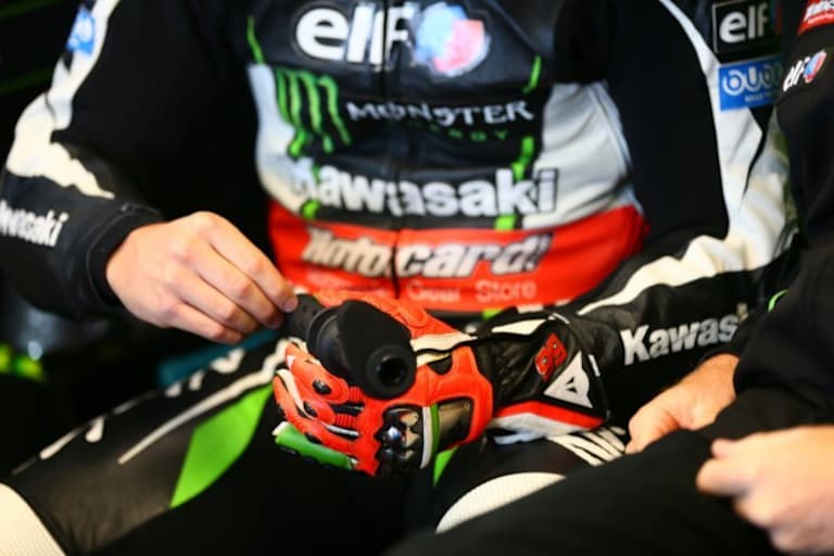 Tom Sykes verzichtete darauf, den Handschuh an der verletzten Hand auszuziehen