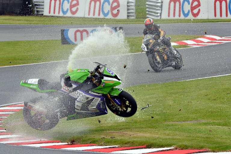 Chris Walker stürzt, Patric Muff folgt dicht dahinter