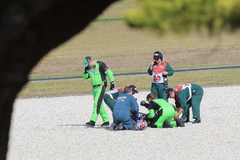 Mehrere Minuten musste Kenan Sofuoglu im Kiesbett behandelt werden