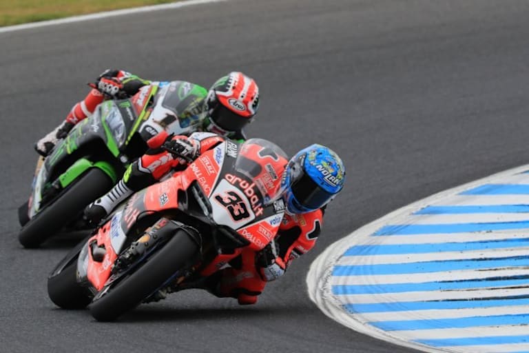 Marco Melandri überholte die Kawasaki von Jonathan Rea aus dem Windschatten