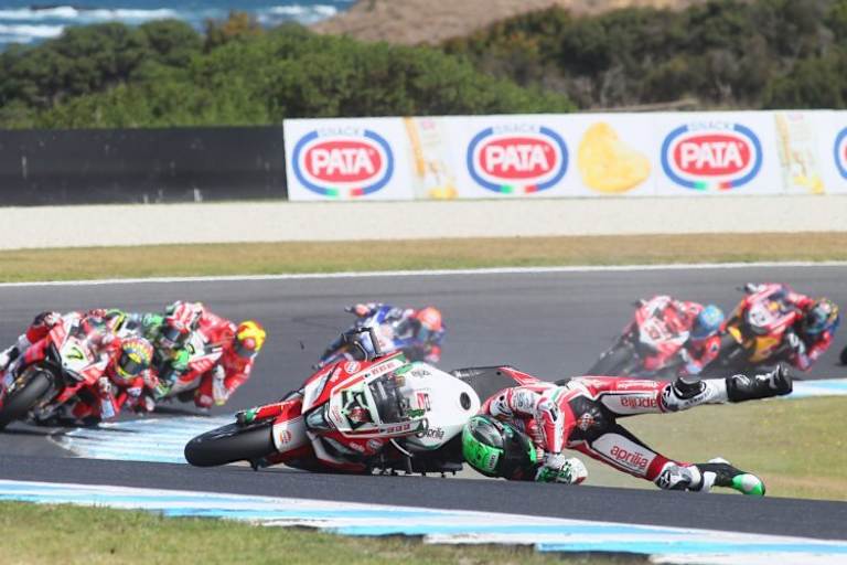 Ein Sturz in Führung liegend bleibt ein Sturz