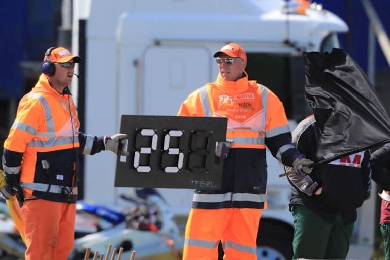 Die Streckenposten wunderten sich, warum Daniel Falzon nicht zu seinem Pflichtstopp an die Box kam