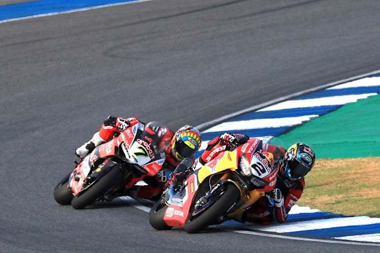 Davies noch hinter Leon Camier (Honda). Im Ziel aber vor ihm.
