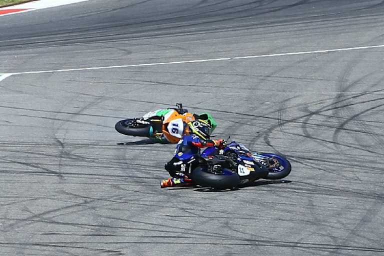 Sandro Cortese hielt sein Motorrad während des Sturzs fest und konnte das Rennen sofort wieder aufnehmen