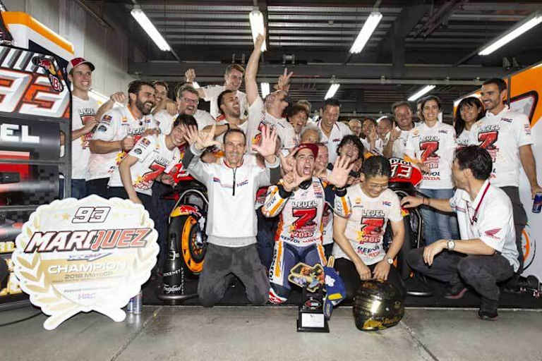 Marc Márquez und sein Team feiern den Gewinn der Weltmeisterschaft