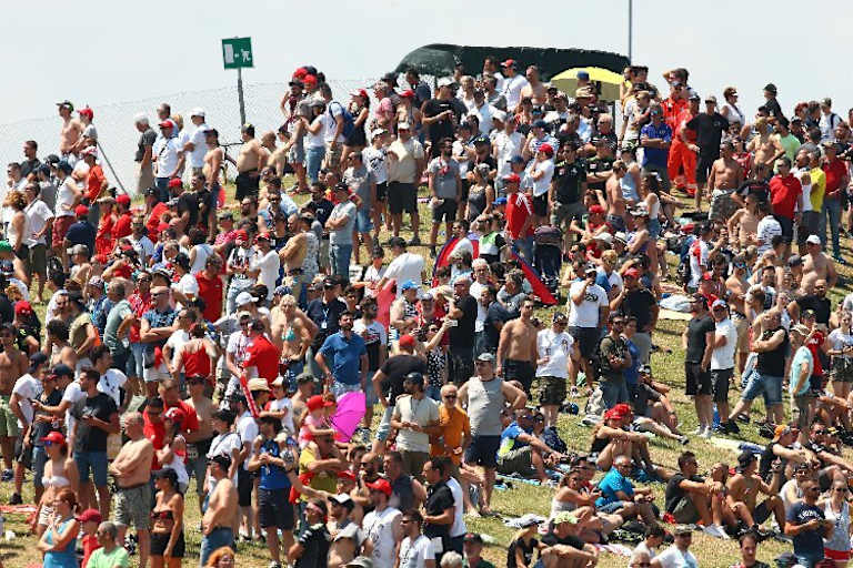 Es gibt nicht viele SBK-Meeting wie Misano, wo sich die Zuschauer auf den Naturtribünen drängeln