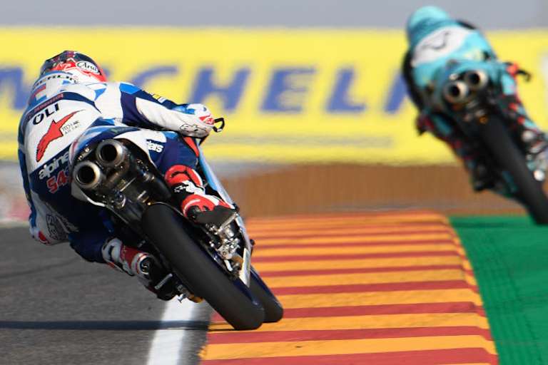 Hier ist Riccardo Rossi – im Gegensatz zum Vordermann  – innerhalb der Streckenlimits unterwegs