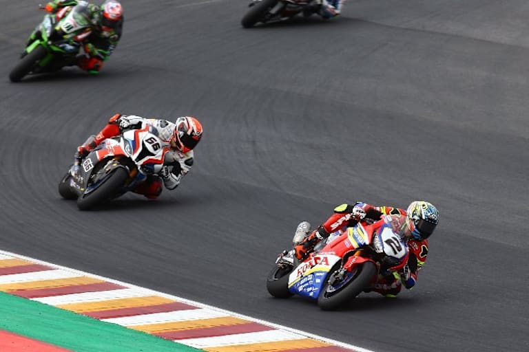 Leon Camier (2.) vor Tom Sykes und Leon Haslam