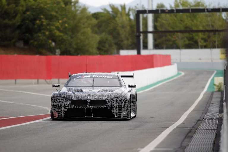 Einfahrt in die Boxengasse für den BMW M8 GTE