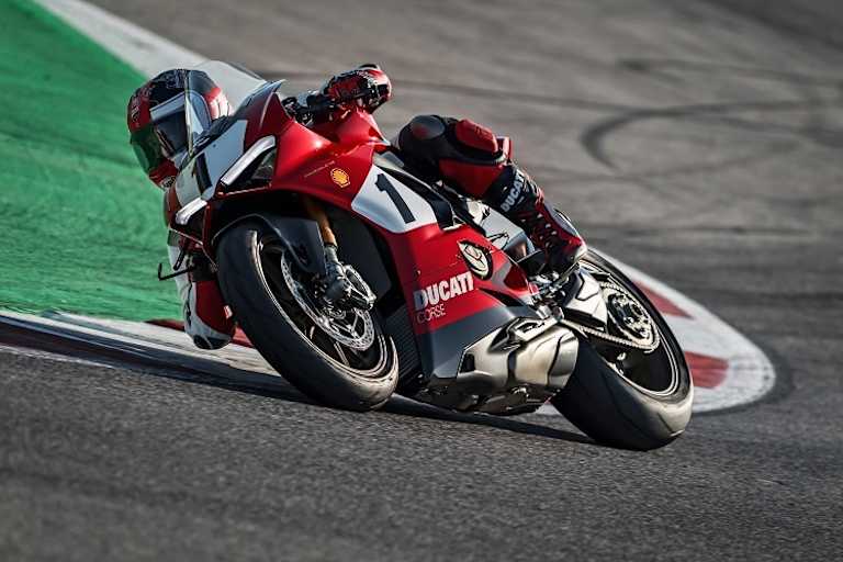 Er kann es immer noch: Fogarty zeigt, was mit der Ducati Panigale V4 25° Anniversario möglich ist 