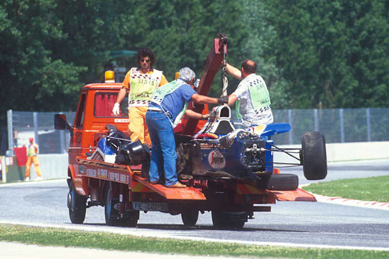 Das Wrack von Sennas Williams wird abtransportiert