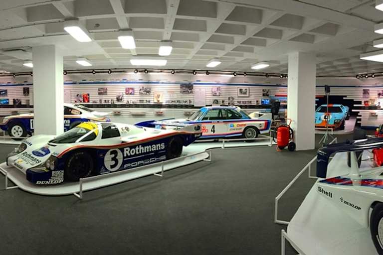 In der Ausstellung stehen Exponate aus den Sammlungen von Porsche und BMW
