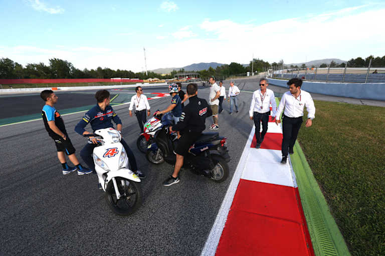 Etliche GP-Fahrer inspizierten die neue Schikane am Freitagabend