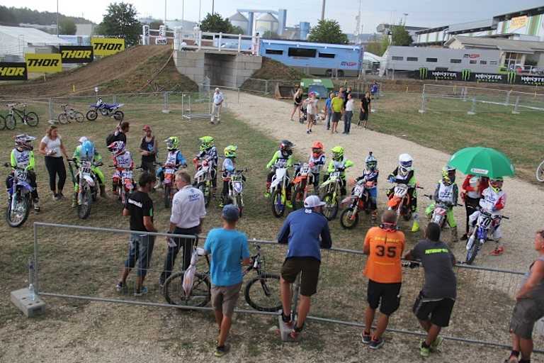 Briefing der Fahrer der MXGP Academy vor dem Fahrtraining auf der WM-Piste
