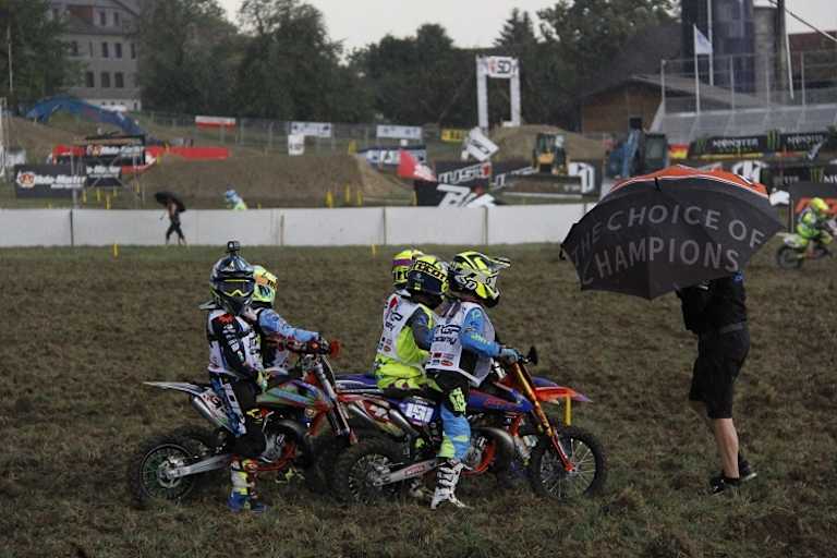 Es wurde gefahren, solange es ging: Jan Postema (unter dem Schirm) erklärt das Ziel in der nächsten Fahrsession
