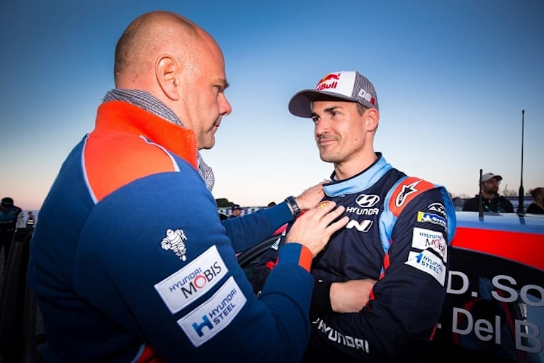   Teamchef Andrea Adamo (li.) und Dani Sordo