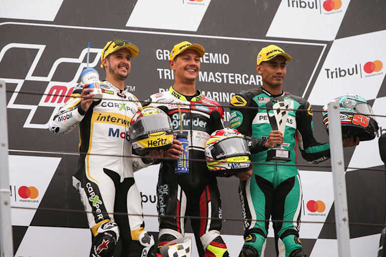 Dominique Aegerter freute sich besonders, gemeinsam mit seinem Landsmann Tom Lüthi auf dem Treppchen zu stehen