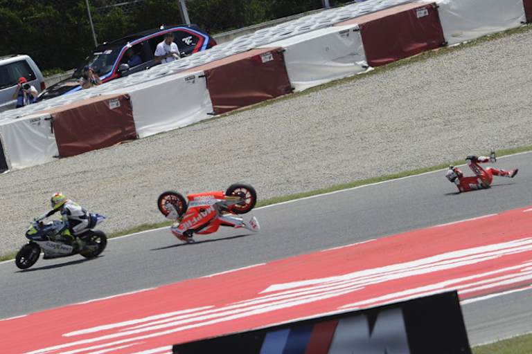 Dominique Aegerters Maschine (li.) wurde von der von Torres voll getroffen