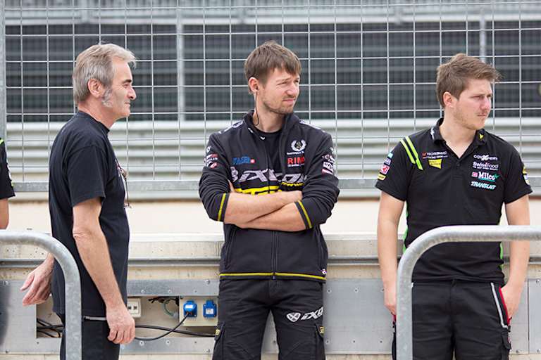 Mitglieder des Technomag-Teams beobachten Aegerter beim Test in Aragón. Links Technomag-Crew-Chief Gilles Bigot 