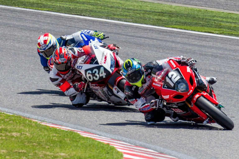 Dominique Aegerter in Suzuka (auf der FCC TRS Honda) hinter der Yoshimura-Suzuki und der favorisierten Honda von Takahashi, Stoner und van der Mark