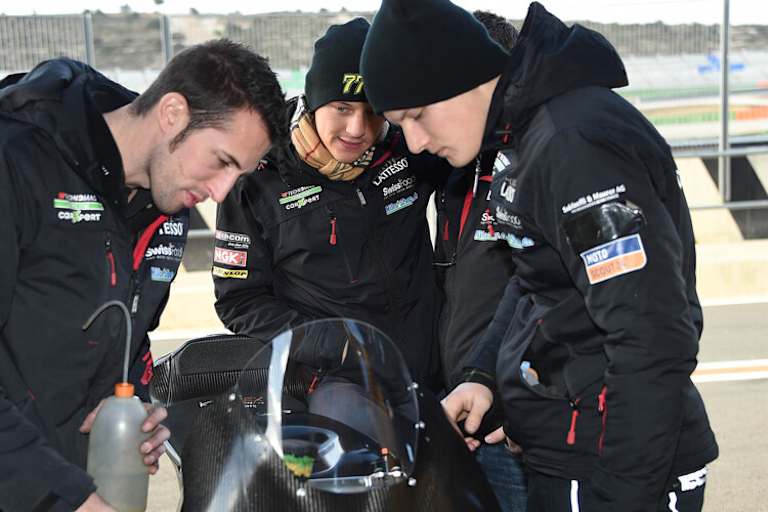 Domi Aegerter beim Valencia-Test 2015: Wollmützen, dicke Schals und Winterjacken