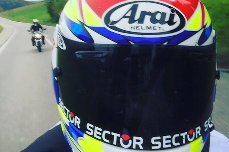 In dieser Woche testete er seine Fitness auf einer Straßenmaschine