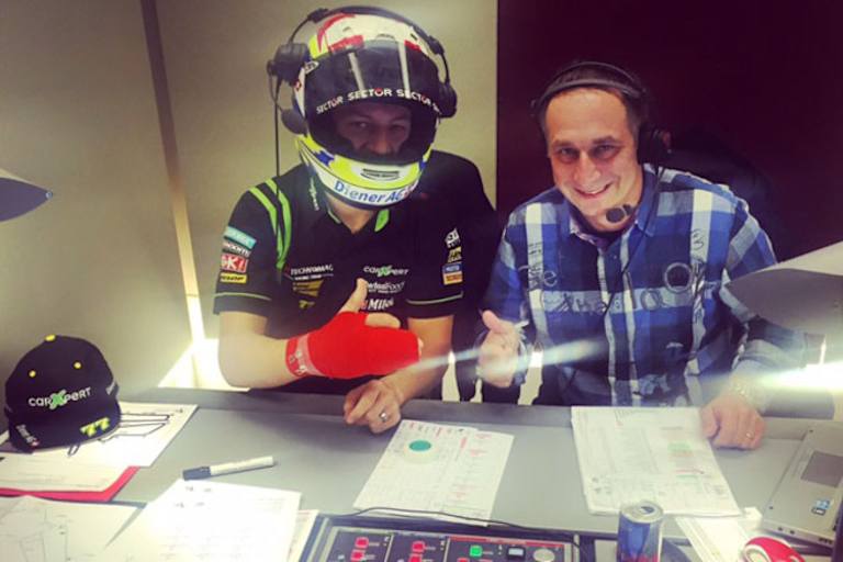 Am Sonntag in Zürich: Domi Aegerter setzte beim Kommentieren zum Spass seinen Helm auf