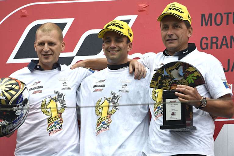 Titel gewonnen: Teamchef Aki Ajo, Johann Zarco udn sein Manager Laurent Fellon