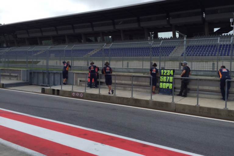 Das KTM-Ajo-Team an der Boxenmauer auf dem Red Bull Ring