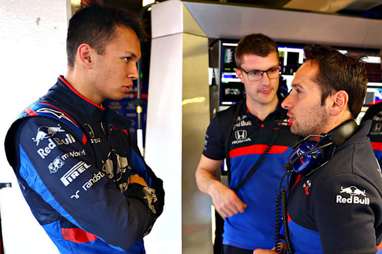 Albon mit seinen Ingenieuren