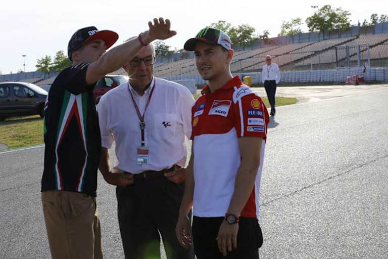 Streckenbesichtigung am Abend: Aleix Espargaró, Dorna-CEO Ezpeleta und Lorenzo