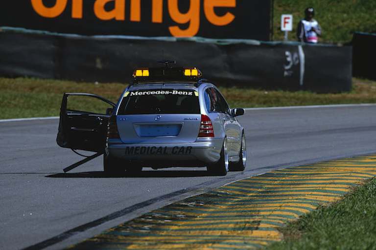 Alex Ribeiro mit ramponiertem Medical-Car in Interlagos 2002