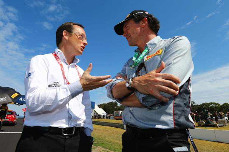 Pirelli-Rennchef Giorgio Barbier (re.) mit Dorna-Manager Javier Alonso