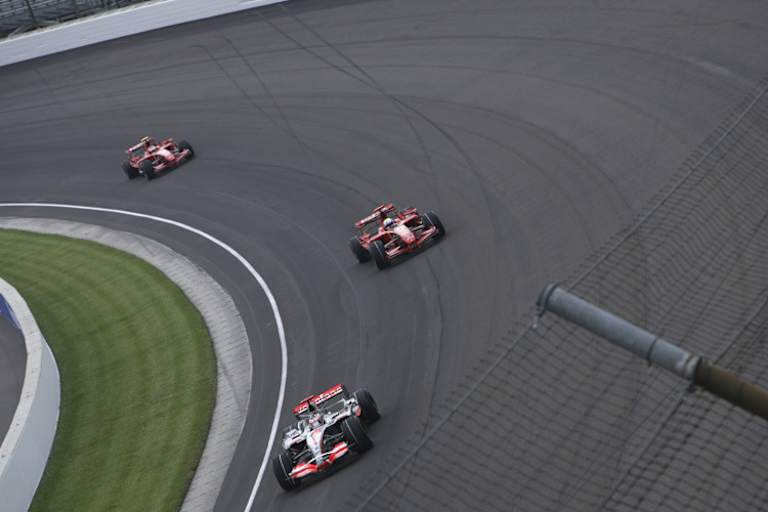 Fernando Alonso (vorne) beim Indy-GP 2007