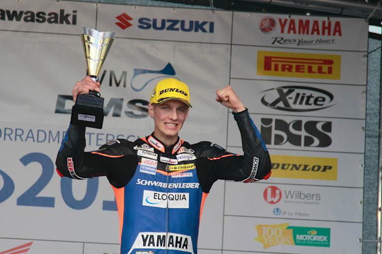 Pokal fürs erste Rennen