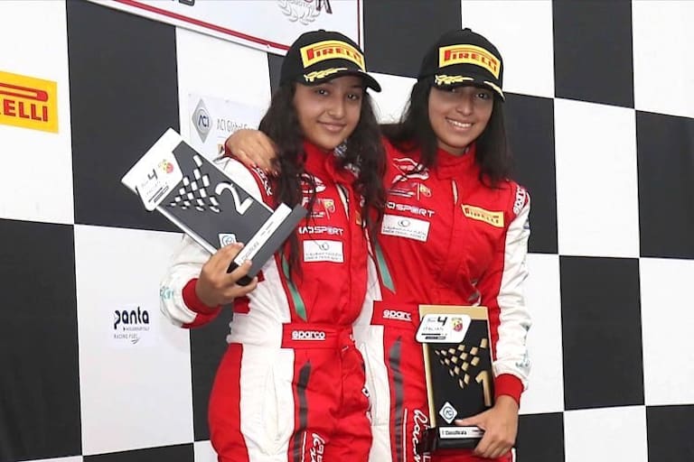 Amna (rechts) mit ihrer Schwester Hamda