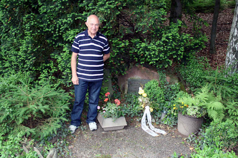 Anderson am Guthrie-Stein für den 1937 beim Sachsenring-Rennen tödlich verunglückten Rennfahrer James Guthrie