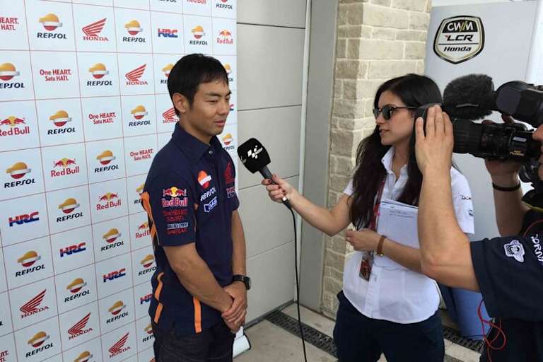 Hiroshi Aoyama bei einem TV-Interview hinter der Repsol-Box