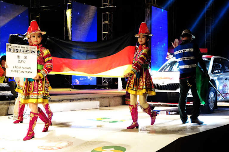 Prunkvoller Showstart am Rande der Wüste Gobi 