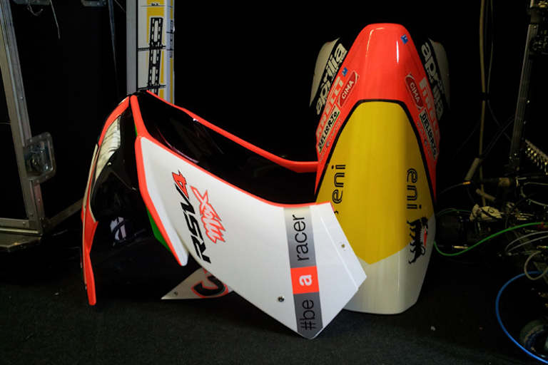 Versteckt in der Box bekamen wir Biaggis Verkleidung vor die Kamera