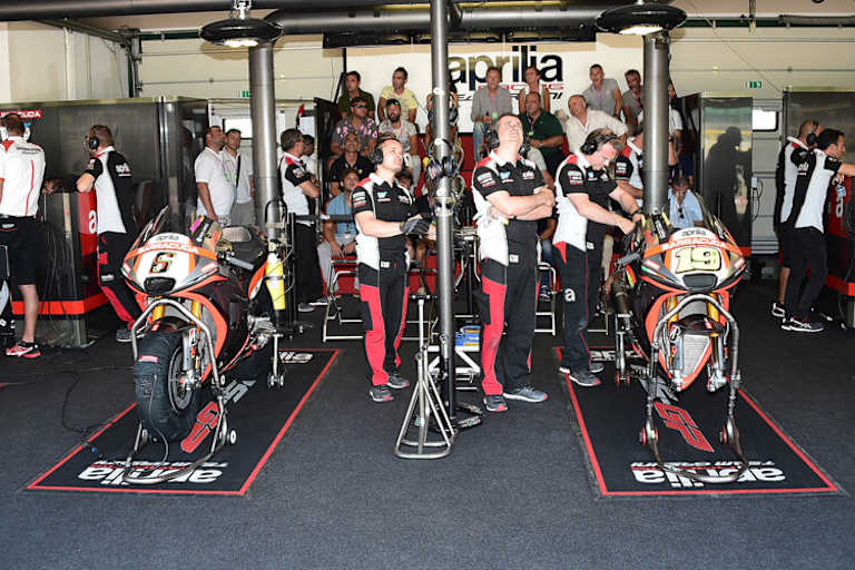 In der Aprilia-Box wurde hinten eine Zuschauertribüne für die Teamgäste aufgebaut 