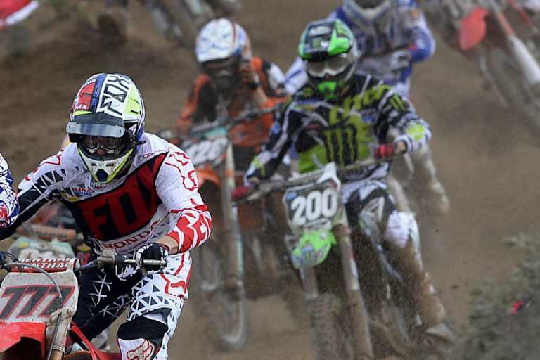 Im Elite-Rennen tummelt sich Tonus (200) nach dem Start hinter Evgeny Bobryshev (777)