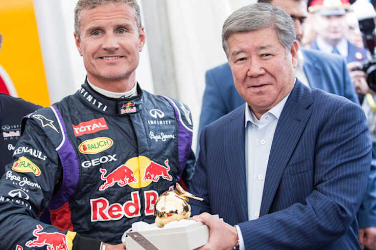 Bürgermeister Achmetdschan Smagulowitsch Jesimow überreicht David Coulthard das Symbol der Stadt