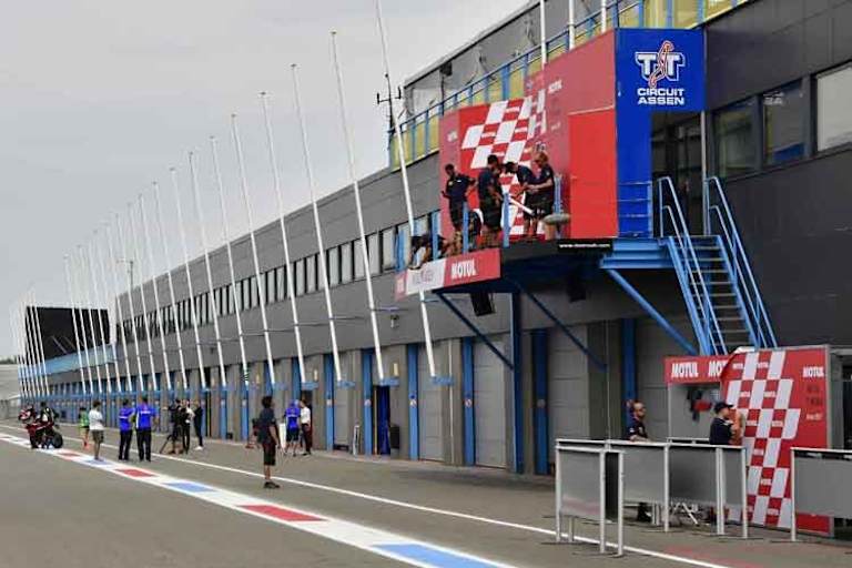 Donnerstag in Assen: Letzte Aufbauarbeiten, früher fand am Donnerstag schon der erste Trainingstag statt