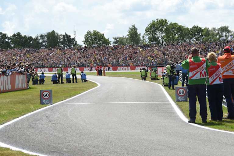 Zuschauer, so weit das Auge reicht