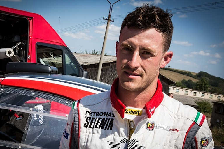 Raphaël Astier vor seinem Abarth 124 Rally