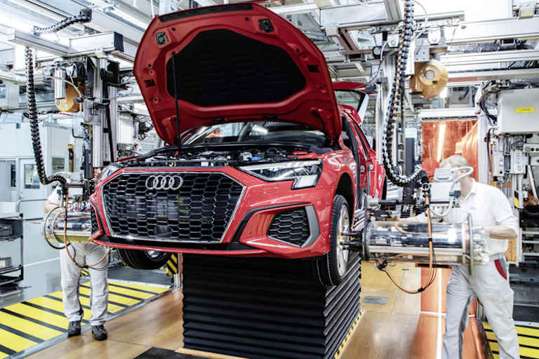 Beim erfolgreichen Revival der traditionellen Eisrennen in Zell am See begeisterte ein Trio von Audi-Rennwagen die zahlreichen Zuschauer. 