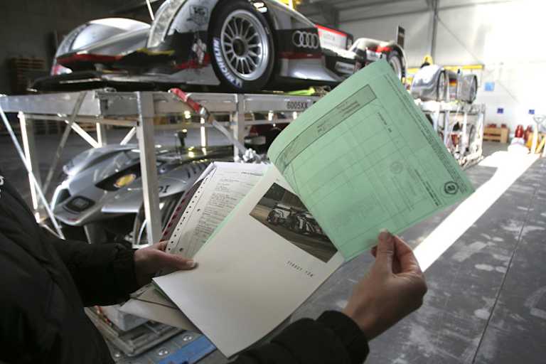 Auch ein Audi R18 TDI muss durch die Zollkontrolle