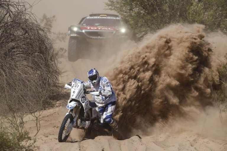 Bei 40 Grad im Schatten musste die Bikes durch tiefen Sand manövriert werden